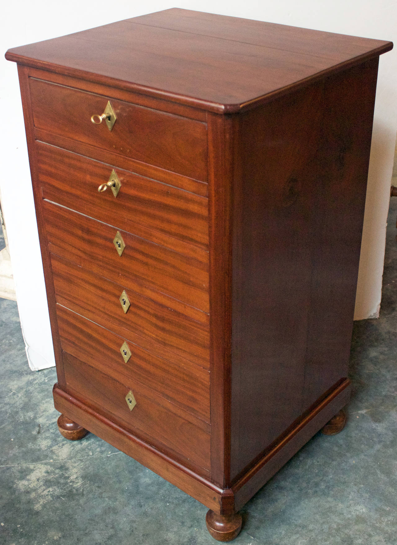 Very handsome chiffonier in solid and veneer mahogany from the French Restauration period. Six drawers having each a brass keyhole and a working lock and key. Rest on four baluster shaped feet.