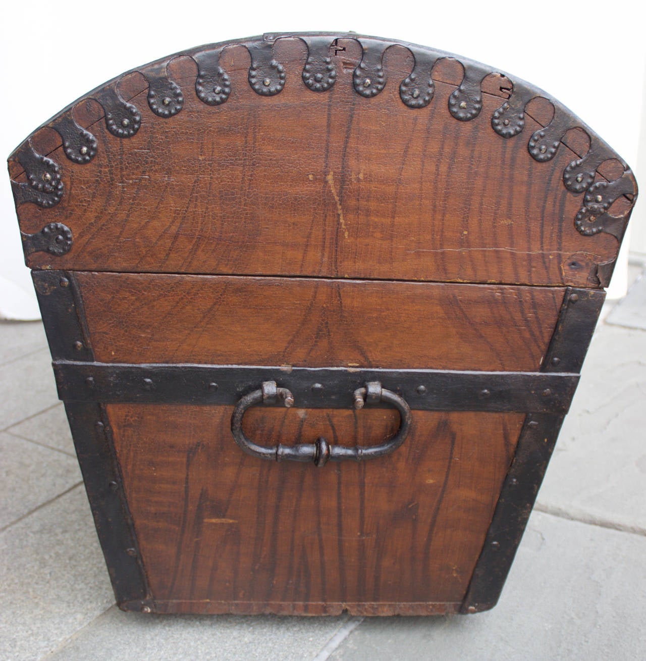 Rare traveling trunk from that period which has a curved top to provide a greater solidity as it was used to transport all personal belonging during often long 