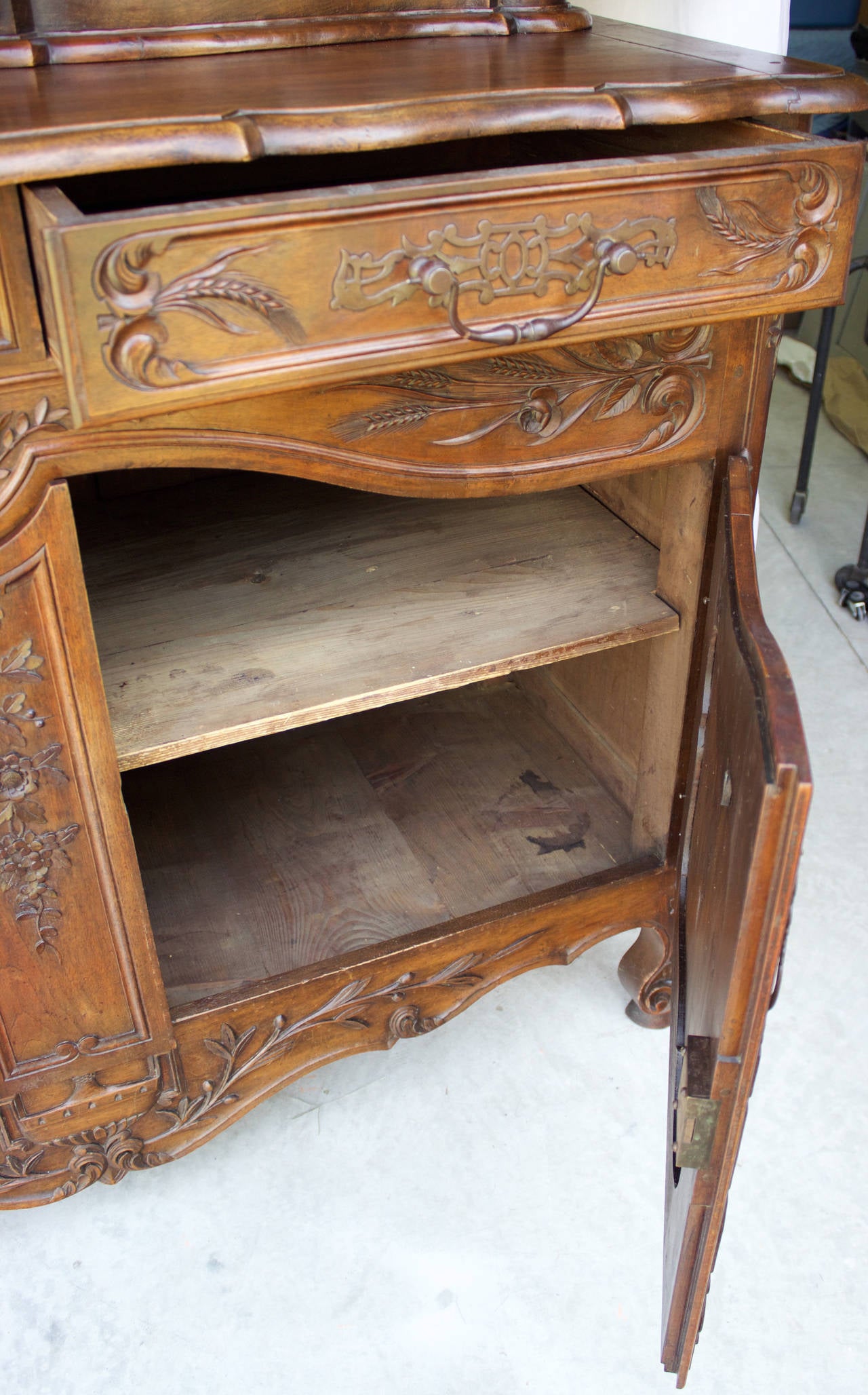 Late 18th Century French Provencal Walnut Buffet a Glissant, 18th Century For Sale