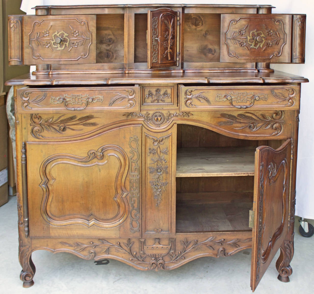 French Provencal Walnut Buffet a Glissant, 18th Century For Sale 1