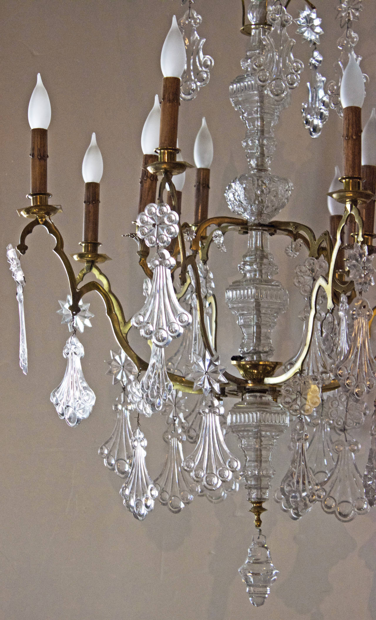 This Louis XV chandelier deploys around a bronze metal structure made of stems forming a central 