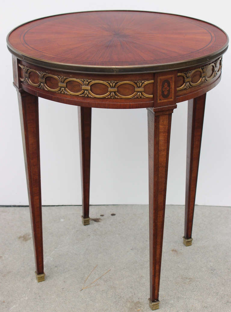 Rare radiating veneer top for this mahogany side table which has a gilded bronze frieze on its cincture. It opens by one drawer and rest on four 