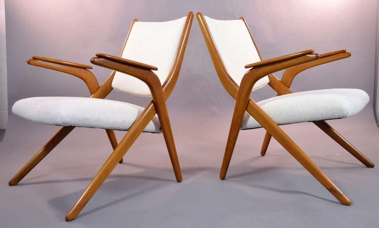 Pair of Scandinavian Modern Scissor Chairs In Excellent Condition In Norwalk, CT