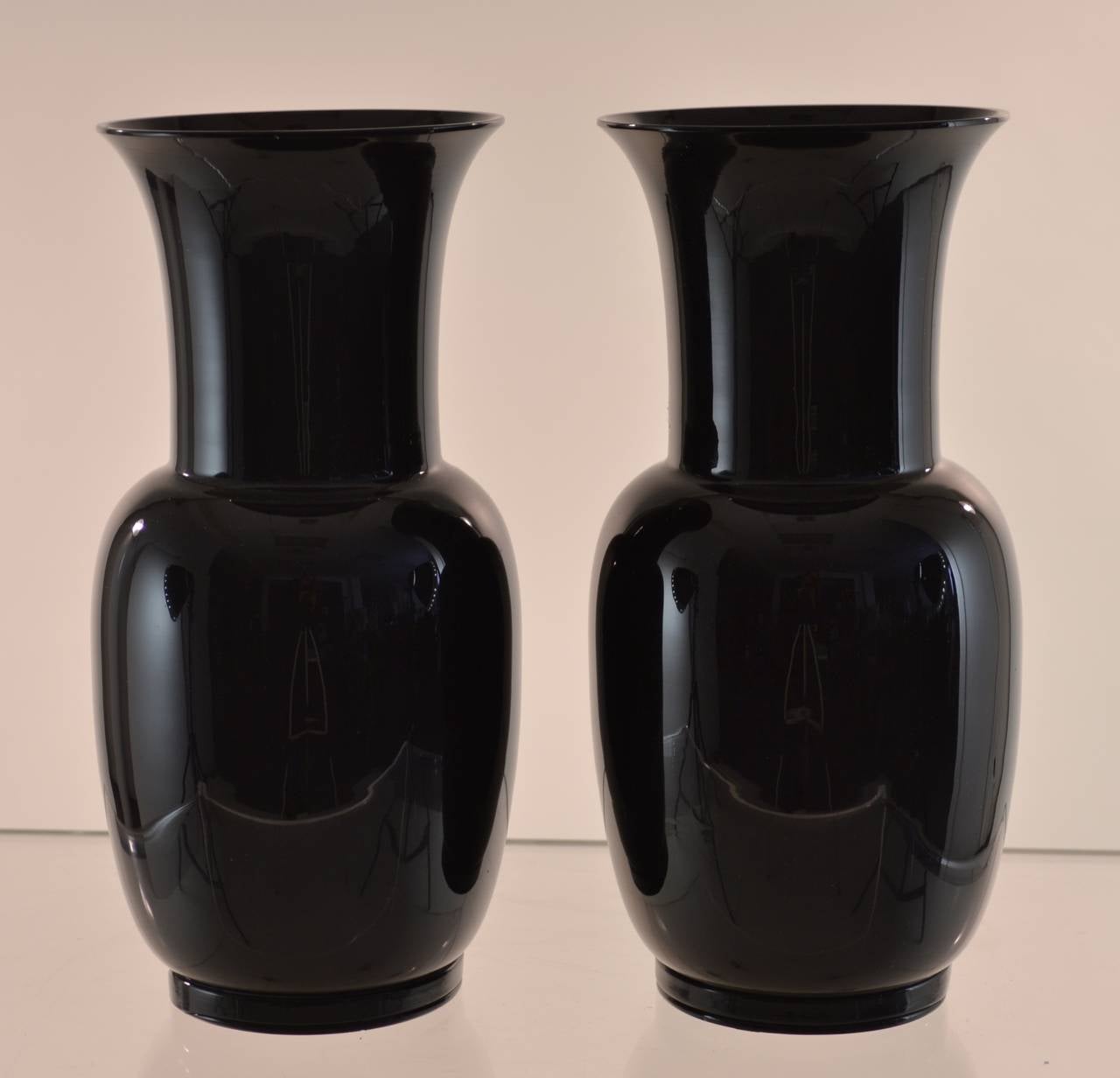 Magnificent pair of black Murano glass urns, signed Venini, Italia, 1978. Pristine condition.