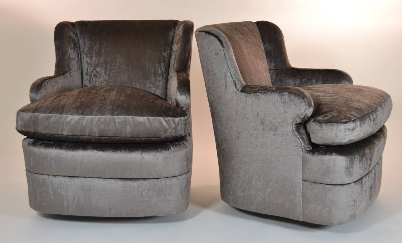 Pair of Modern Swivel Armchairs In Excellent Condition In Norwalk, CT