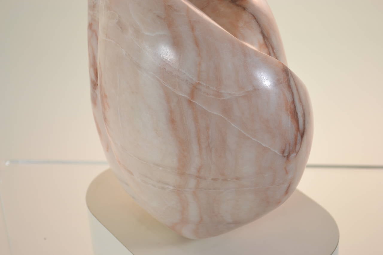 Sculpture abstraite en marbre sur socle personnalisée en vente 2