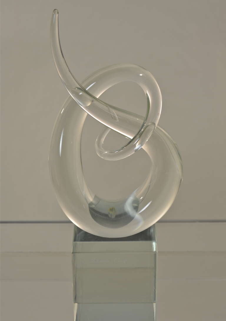 FIne abstract Murano sculpture in clear glass by Renato Anatra,  co-founder of Arte80. Signed at the base. 