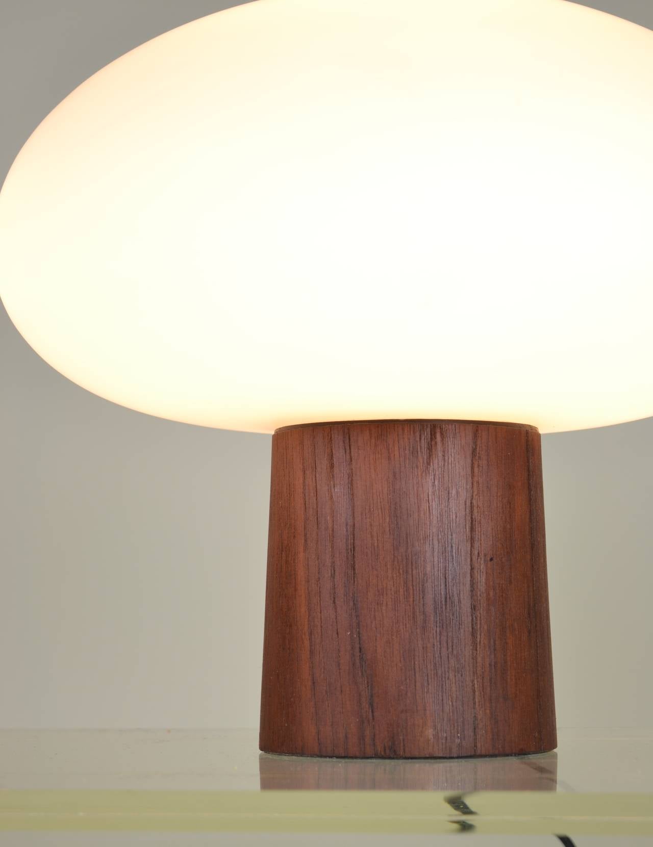 Pair of Vintage Mushroom Lamps by Laurel with Walnut Bases In Excellent Condition In Norwalk, CT