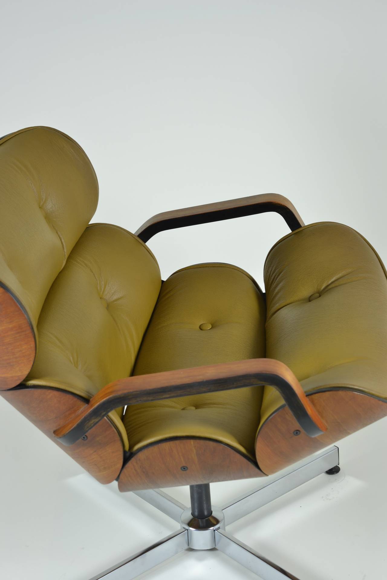 Classic bentwood construction with sculptural form a great armchair very comfortable. Original 
