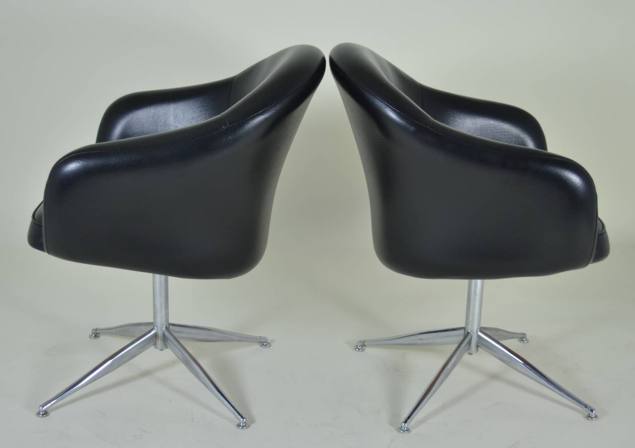 Set of 8 Barrel Swivel Dining Chairs, Circa 1970s In Excellent Condition In Norwalk, CT