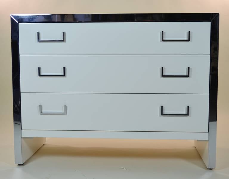 Beautifully restored with gloss finish lacquer, excellent condition, two three-drawer chests by John Stuart. Modernist design, quality construction. Height: 30.5