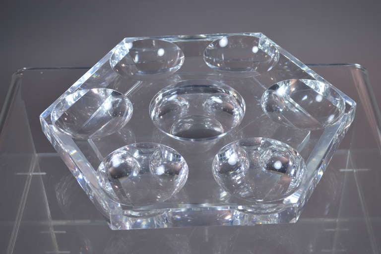 Beautifully crafted of heavy, fire polsihed lucite this vintage lazy susan has six indented dishes surrounding a slightly larger center dish. Each 