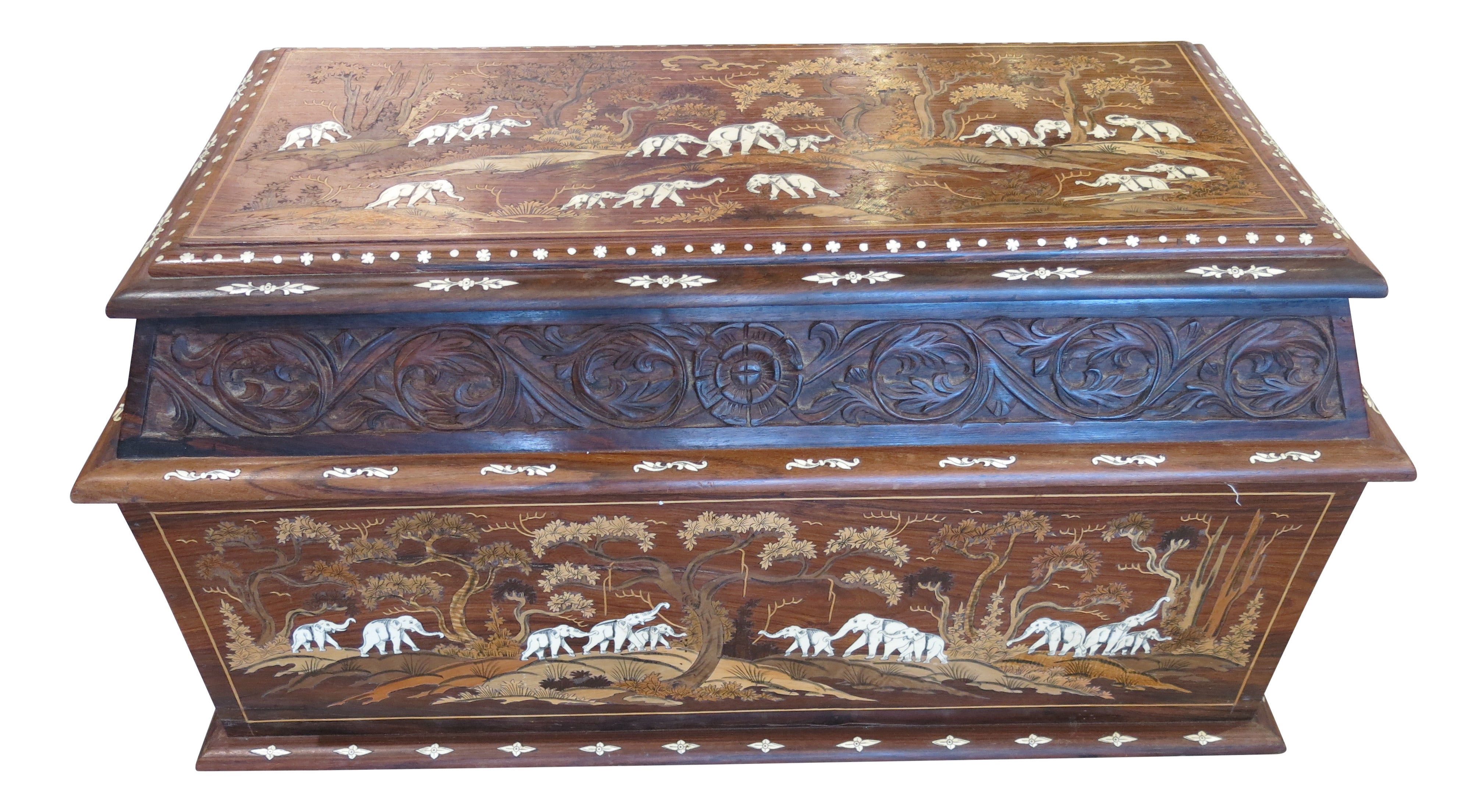 Malle anglo-indienne incrustée à motif d'éléphant