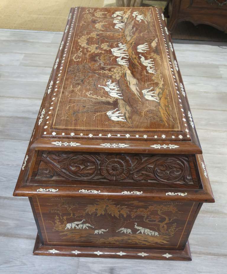 Malle anglo-indienne incrustée à motif d'éléphant Bon état à Oaks, PA