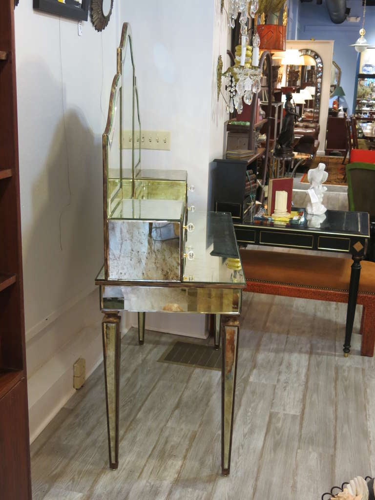 Vintage Mirrored Vanity In Excellent Condition In Oaks, PA