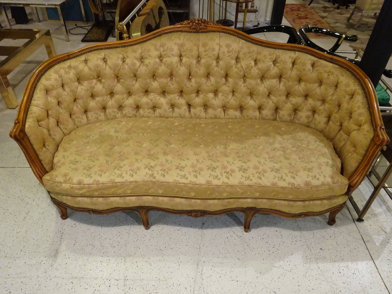 Ein Sofa im Louis-XV-Stil aus dem 19. Jahrhundert, mit fein geschnitztem Nussbaumrahmen und Vintage-Polsterung, die Gebrauchsspuren aufweist
Im Schlussverkauf auf $849 reduziert!