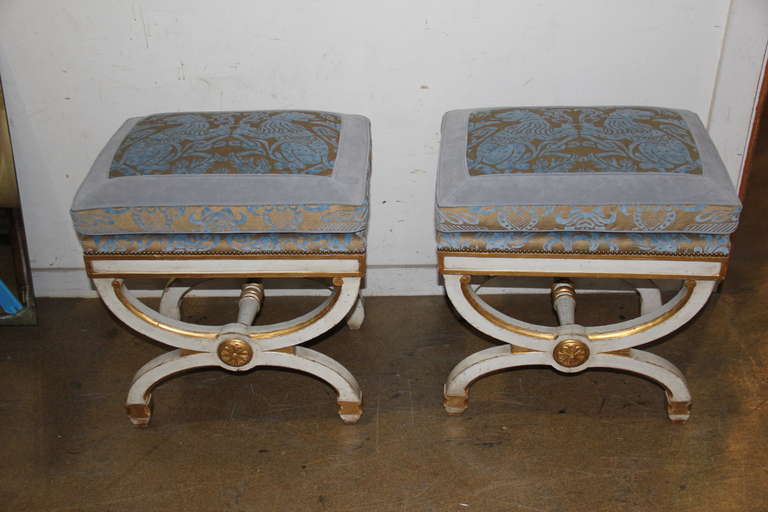 Pair of 19th Century Italian Polychrome and Parcel-Gilt Curule Benches In Excellent Condition For Sale In San Francisco, CA