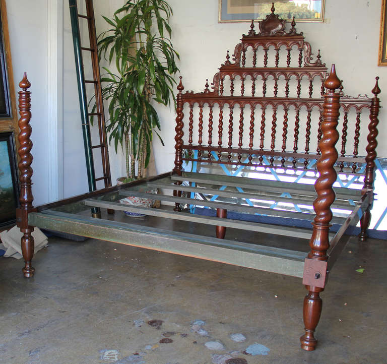 Magnificent 18th Century King Sized Portuguese Rosewood Bed In Excellent Condition For Sale In San Francisco, CA