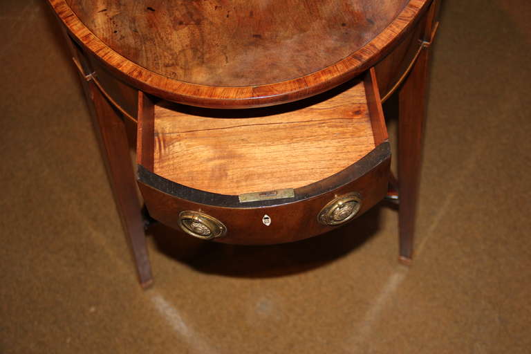 Stylish George III Late 18th century Mahogany and Cross-Banded Oval Side Table For Sale 1