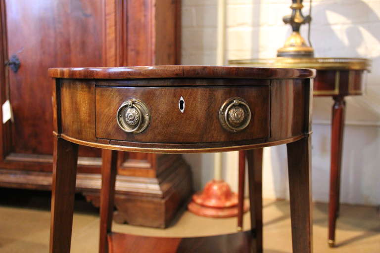 Stylish George III Late 18th century Mahogany and Cross-Banded Oval Side Table In Excellent Condition For Sale In San Francisco, CA
