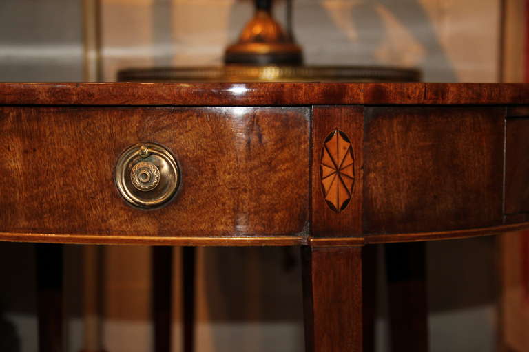 English Stylish George III Late 18th century Mahogany and Cross-Banded Oval Side Table For Sale