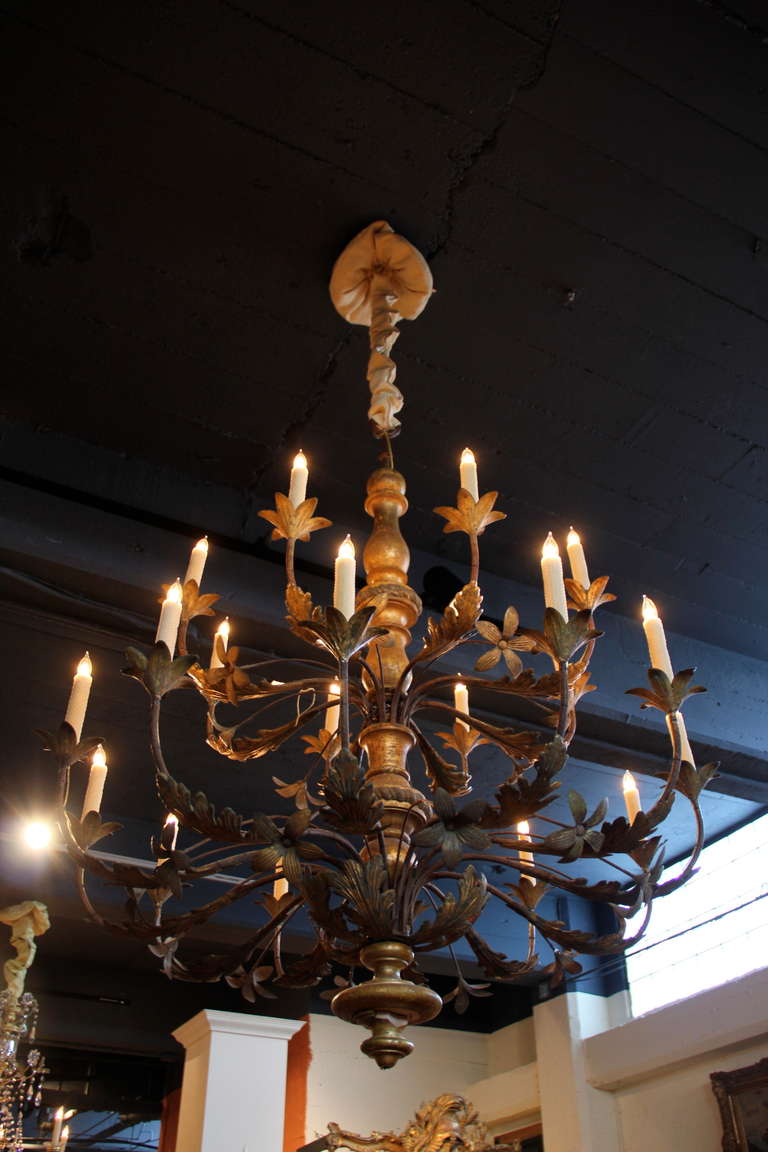 18th Century Twenty-Light Italian Giltwood Chandelier In Excellent Condition For Sale In San Francisco, CA