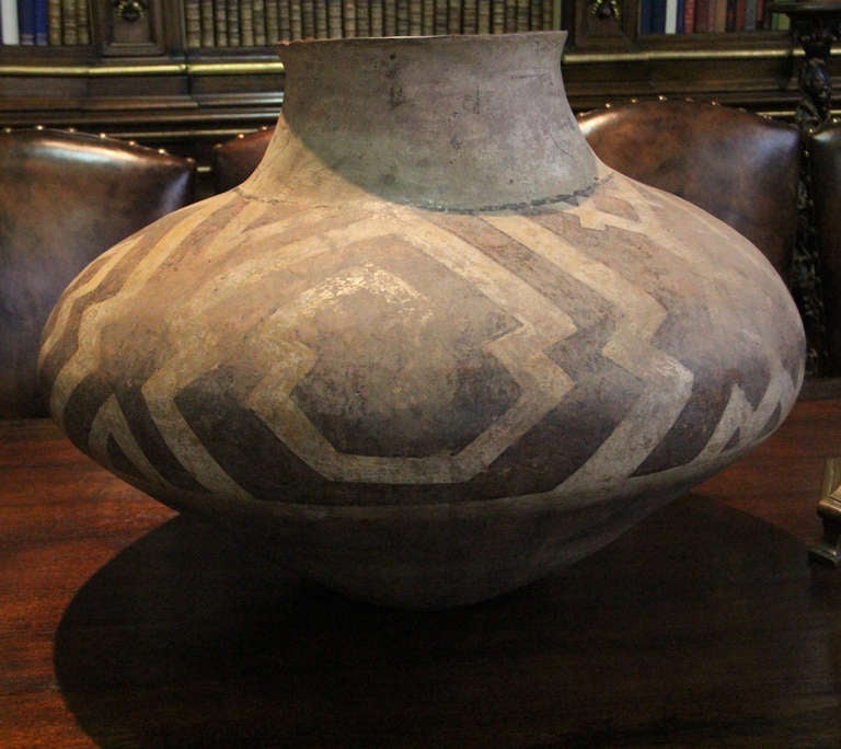 An 18th Century Peruvian Zibibbo Clay Urn 2