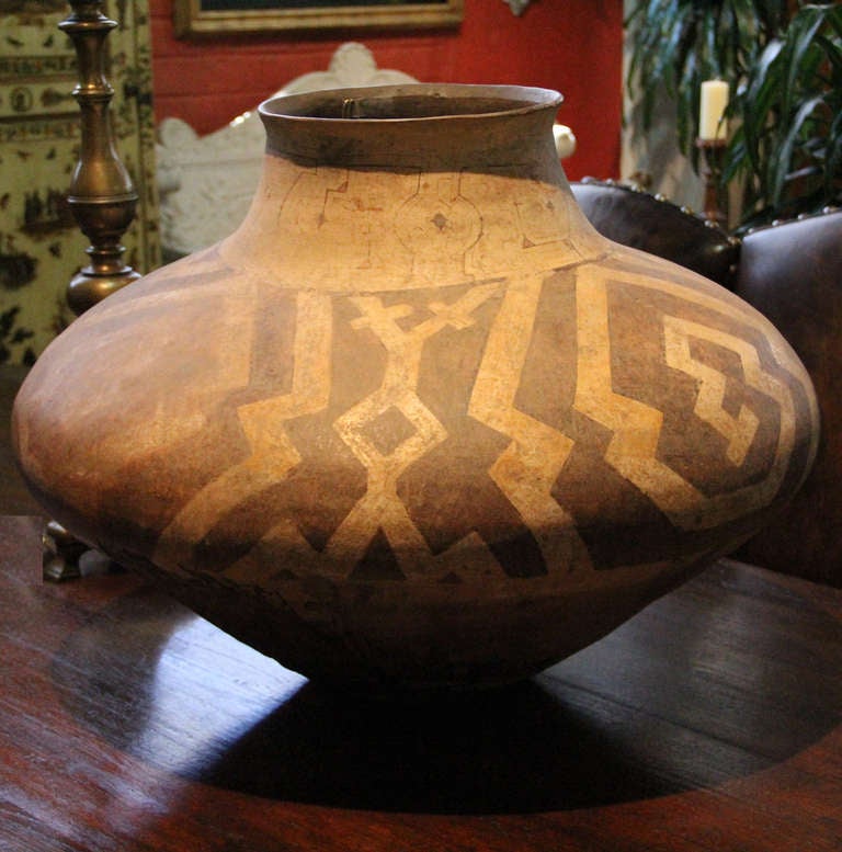 An 18th Century Peruvian Zibibbo Clay Urn 3