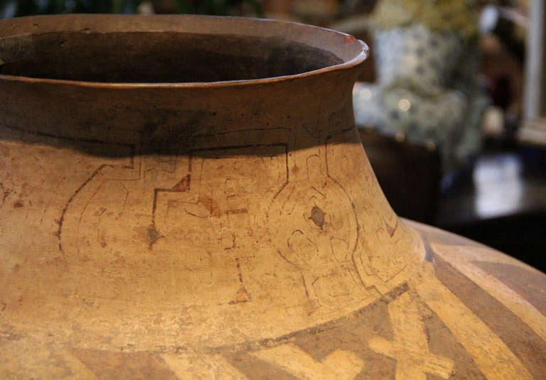An 18th Century Peruvian Zibibbo Clay Urn 4