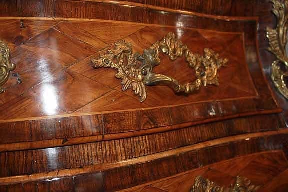 18th Century Italian Rococo Marquetry Bombé Chest of Drawers For Sale 1
