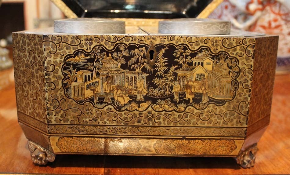 Intricately Painted Large English Lacquered Tea Caddy For Sale 1