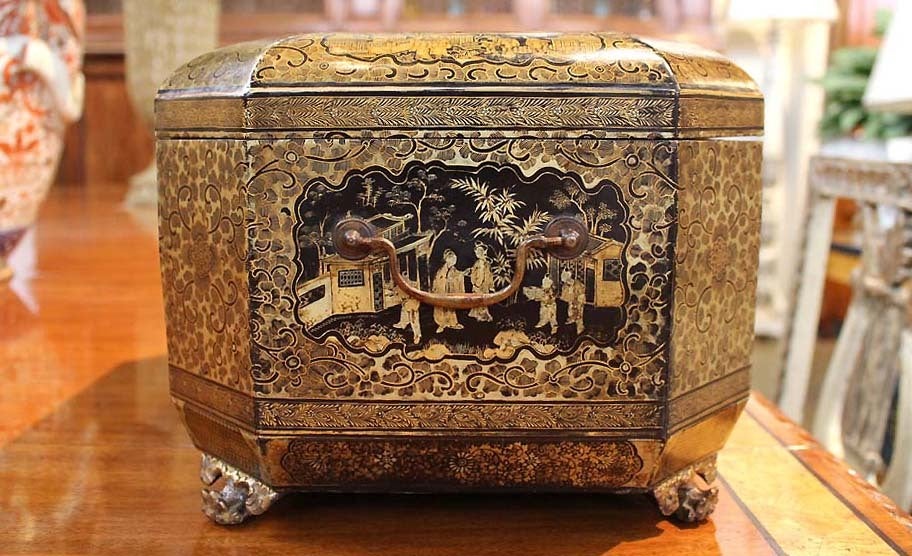 Intricately Painted Large English Lacquered Tea Caddy For Sale 2