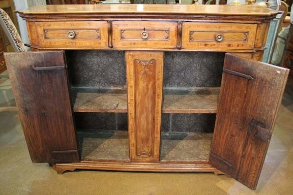 Italian 18th Century Baroque Tuscan Walnut Credenza For Sale