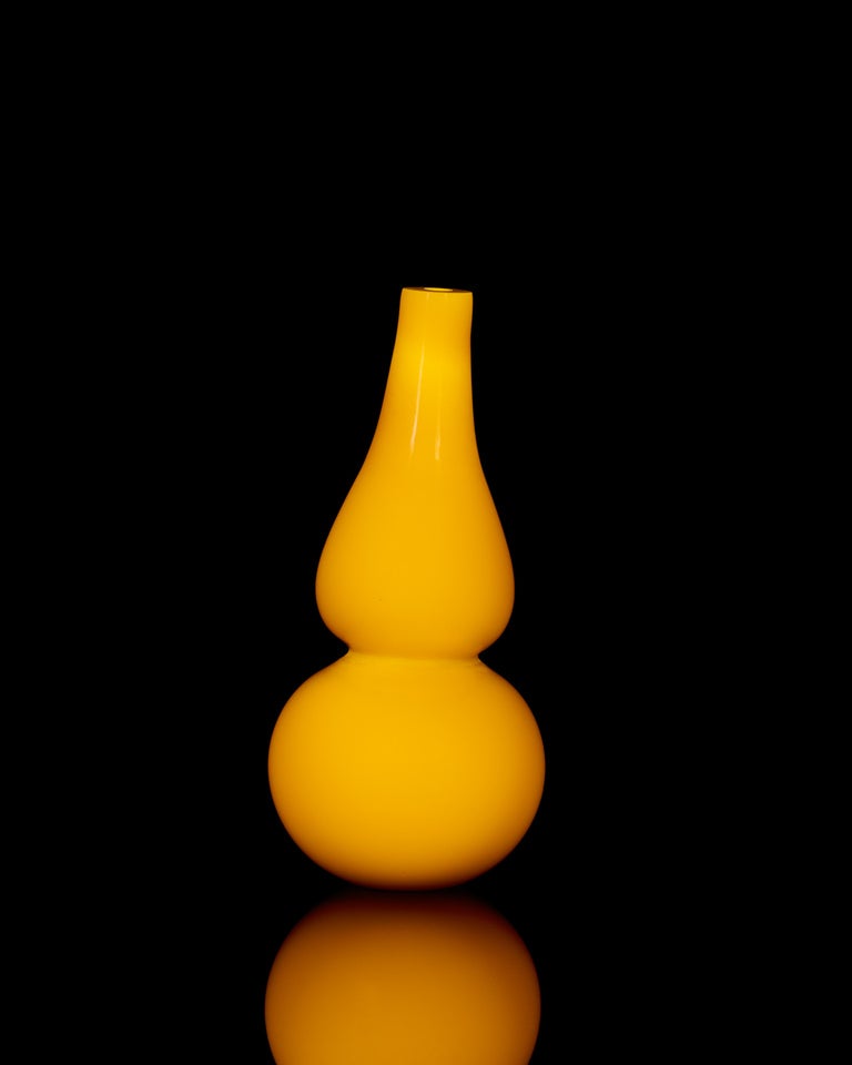 Chinese A yellow glass double-gourd bottle vase For Sale