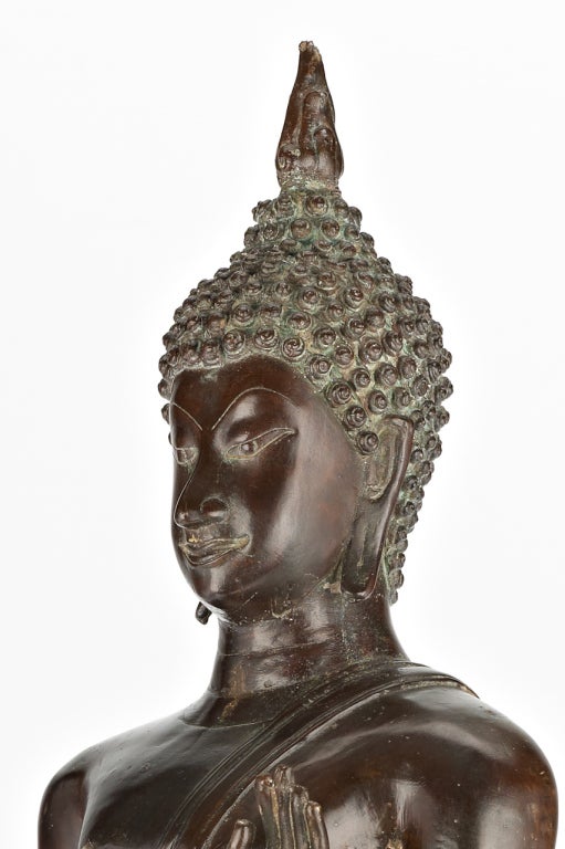 A Sukhotai-style bronze figure of Buddha In Excellent Condition For Sale In Winter Park, FL