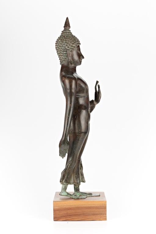 A Sukhotai-style bronze figure of Buddha For Sale 2