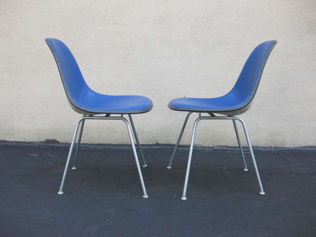 Pair of Herman Miller Shell Chairs In Excellent Condition For Sale In New York, NY