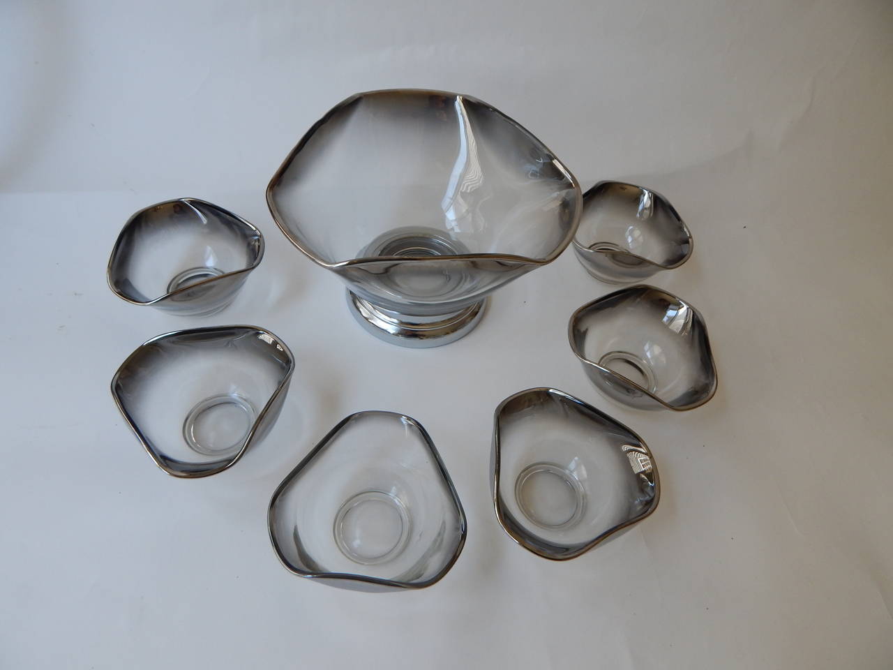 Mid Century Modern 1960s. Complete Set includes 7 pieces. 1 Large bowl 10