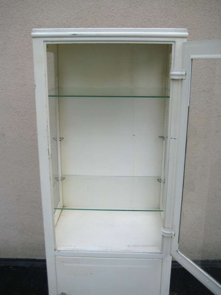 Vintage Industrial Medical Display Cabinet In Excellent Condition In New York, NY