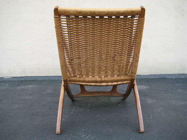 Woven Folding Chair in the Style of Hans Wegner In Good Condition In New York, NY