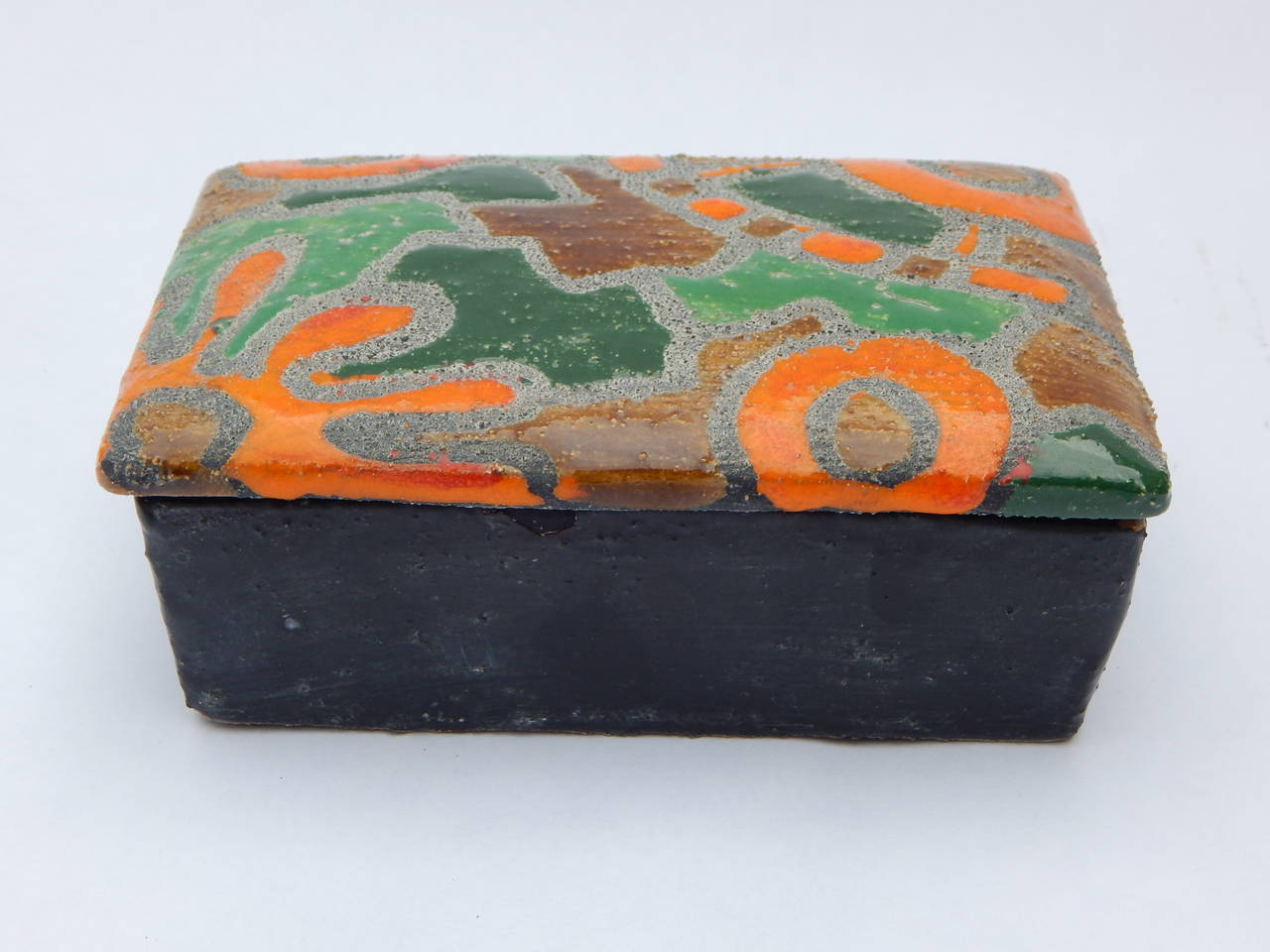 Prodotto in Italia. Ceramiche Raymor firmate Mid-Century. Scatola con coperchio e disegno astratto smaltato. 