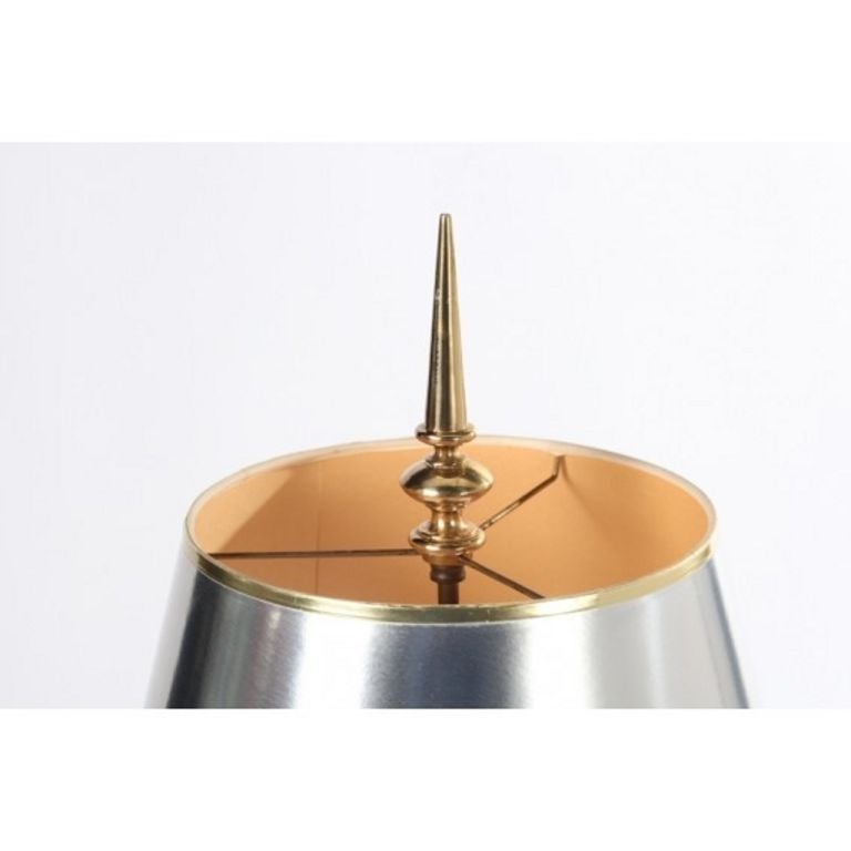 Large Scale 4 ft hoch Chrom und Messing Tischlampen. Großer Messingknauf. Silberne Metallic-Töne weisen leichte Abnutzungserscheinungen auf. Die Lampen sind in ausgezeichnetem Originalzustand. Doppellampe mit Zugschalter.