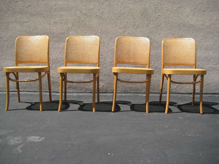 Josef Hoffmann Entworfene Stühle / Beistellstühle aus Rohrbugholz. Alle Stühle tragen unter dem Sitz ein Etikett mit der Aufschrift 