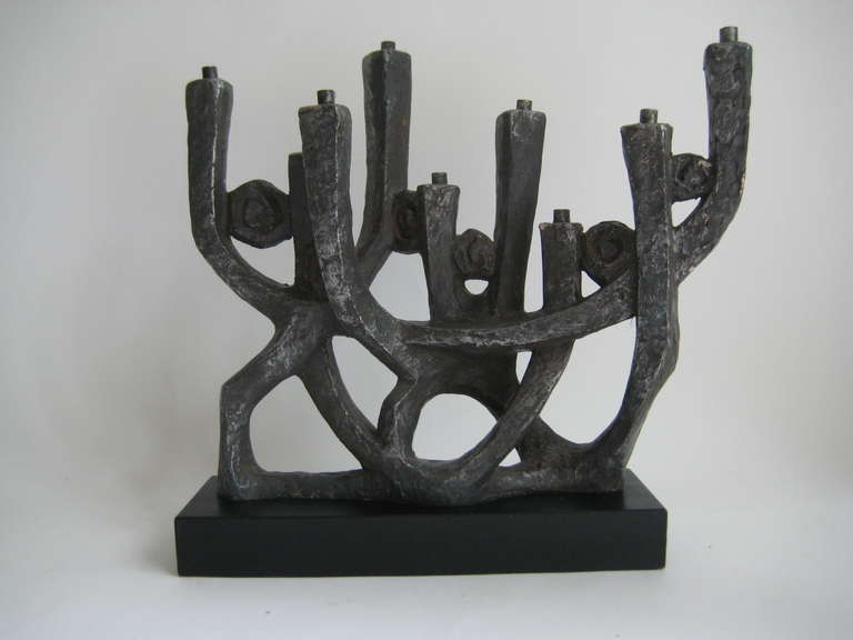 Signiert und datiert von der Bildhauerin Klara Sever für Austin Productions. Modernistische / Moderne Bildhauerei. 9 Arme für Kerzen. Gunmetal Farbe Skulptur auf schwarzem Sockel.