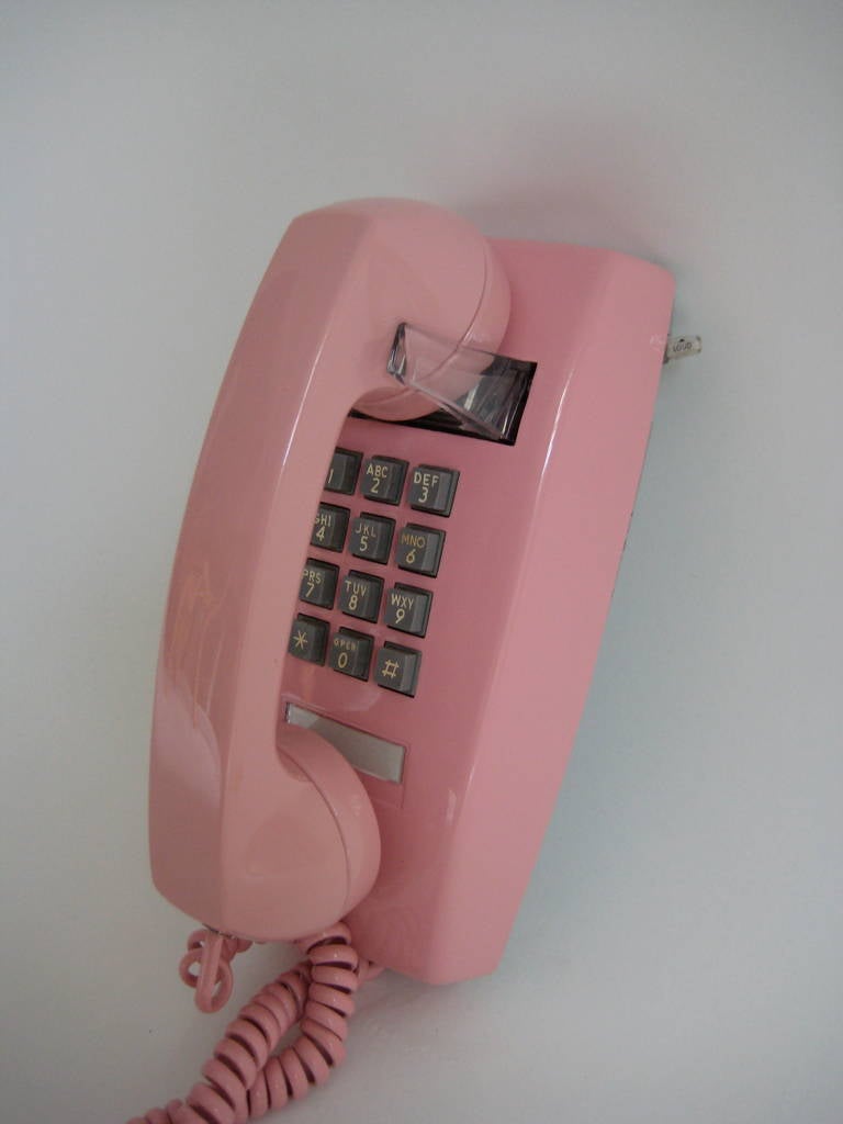 1980s Pink Telephone In Excellent Condition For Sale In New York, NY
