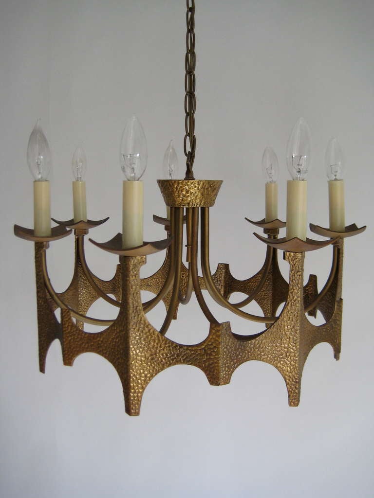 Mid-Century 1960s Brutalist/Modernist chandelier. Excellent Condition.
Diameter 18