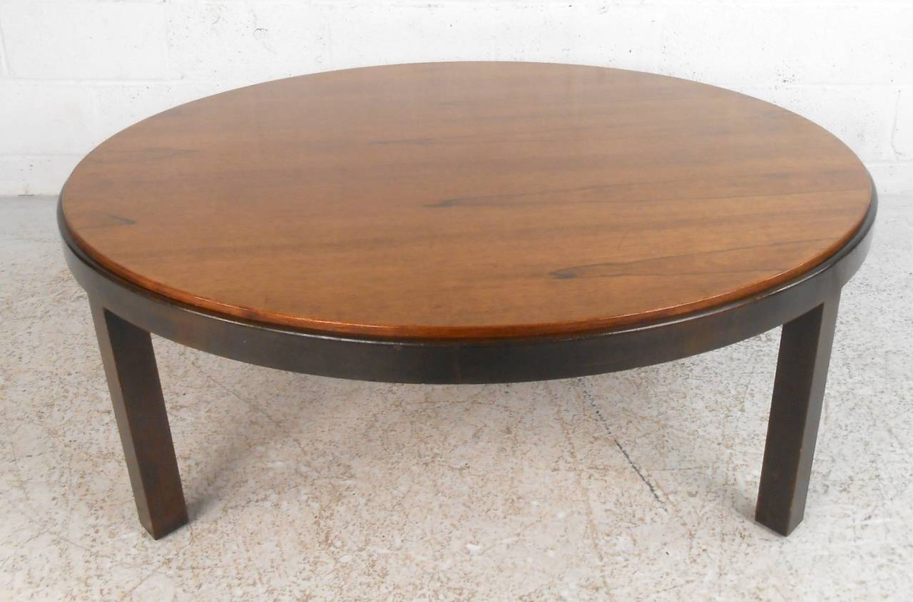 Lovely vintage modern table with rich rosewood grain top. Designed by Milo Baughman for Directional, this table shows the simple midcentury lines with great wood grain.

(Please confirm item location - NY or NJ - with dealer).