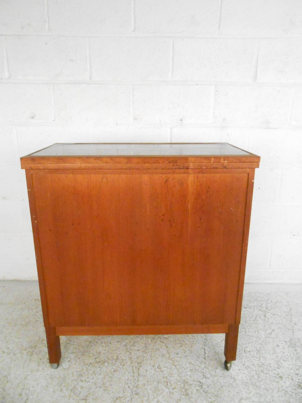 Mid-Century Danish Expandable Dry Bar In Good Condition In Brooklyn, NY