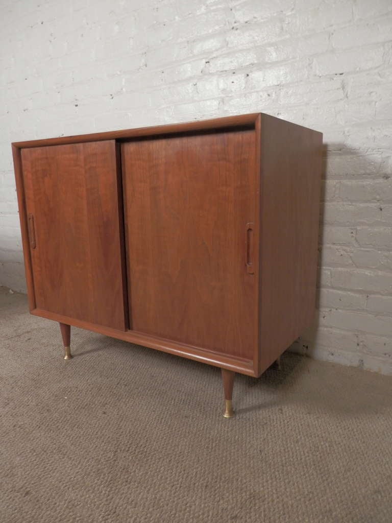 Mid-Century Modern Armoire à portes coulissantes moderne du milieu du siècle dernier