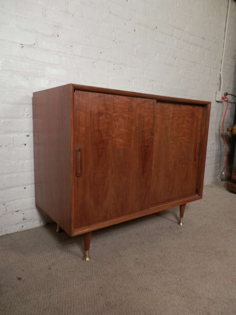 Américain Armoire à portes coulissantes moderne du milieu du siècle dernier